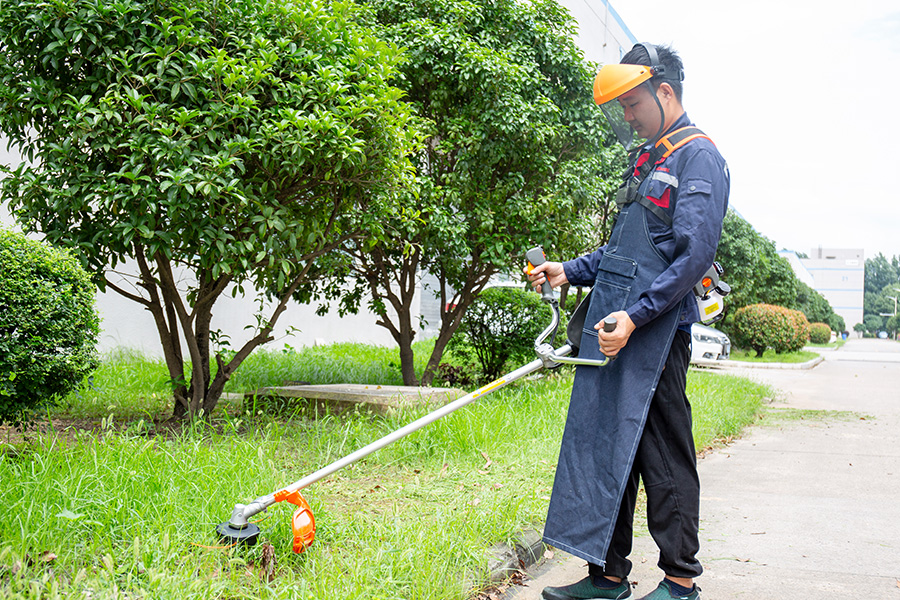 Один инструмент, бесконечные задачи: почему универсальный триммер — единственный инструмент для двора, который вам нужен